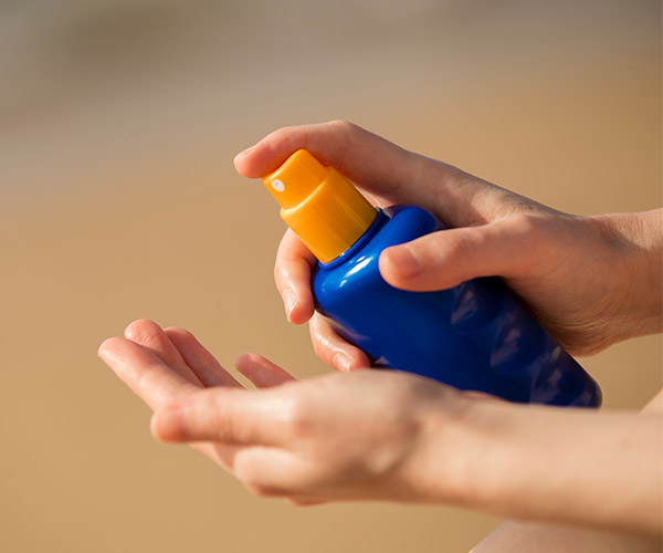 the-right-way-to-apply-spray-sunscreen-according-to-a-dermatologist