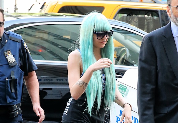 Amanda Bynes Blue Wig | Kate Hudson JustFab | Fashion News