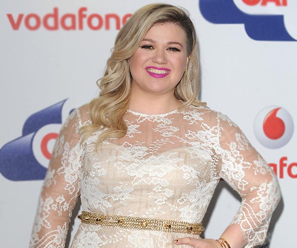 Kelly Clarkson revealed to the crowd that she's pregnant