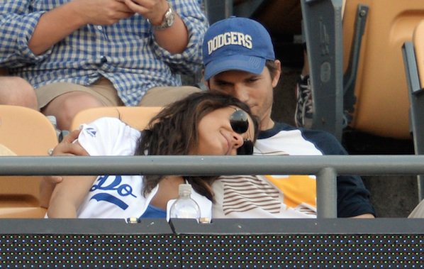 Ashton Kutcher & Mila Kunis Cut on Public place