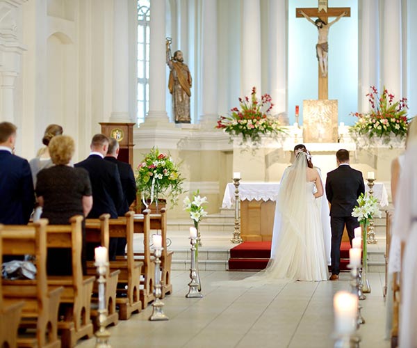 5 Wedding Traditions Every Bride May Consider Skipping - SHEfinds