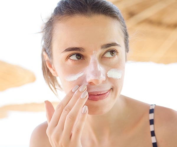 woman applying beauty cream