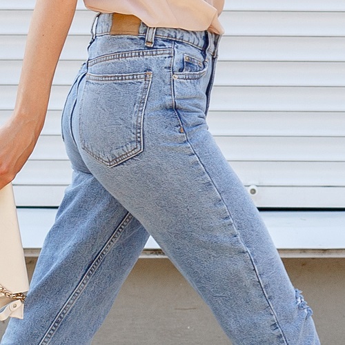 These Jeans Are Super Slimming–Get A Pair While They’re On Sale! - SHEfinds