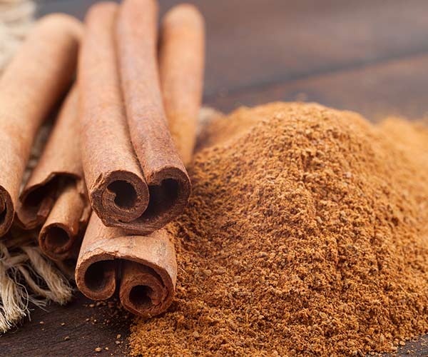 cinnamon sticks and grown cinnamon on a table