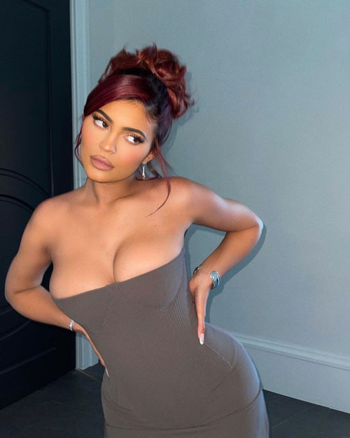 Your Jaw Will Hit The Floor When You See Kylie Jenner's Skintight  Dress–This Slit Is SO High! - SHEfinds