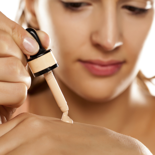 woman using foundation