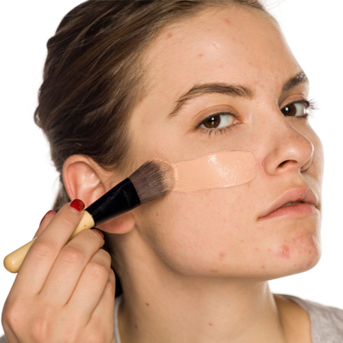 woman applying foundation