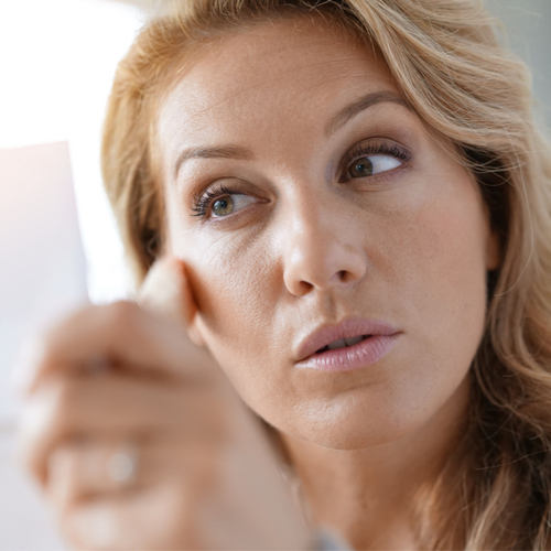 woman applying foundation