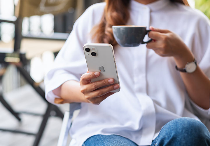 woman-using-iphone-cafe