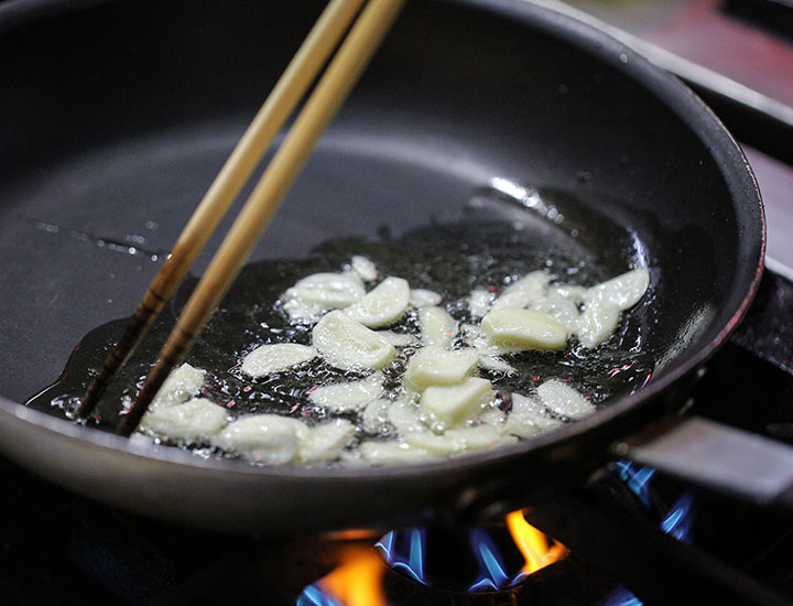 Frying garlic in a pan