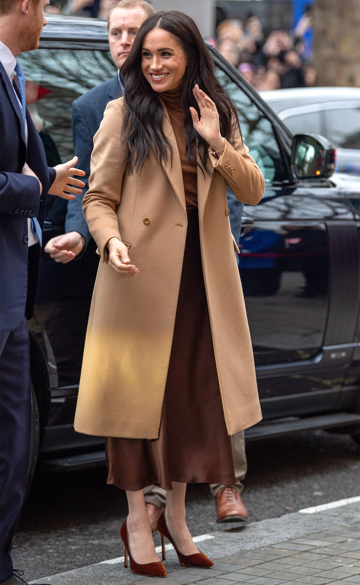 Who made Meghan Markle's blue print scarf, beige coat, white jeans