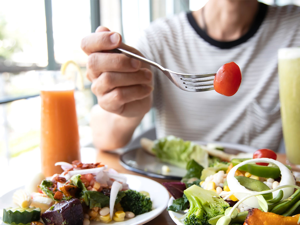 woman-eating-lunch