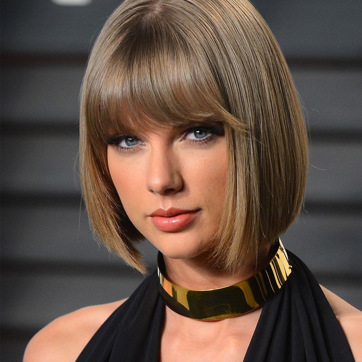 taylor swift chin-length bob with bangs 2016 vanity fair oscars party red carpet short hair