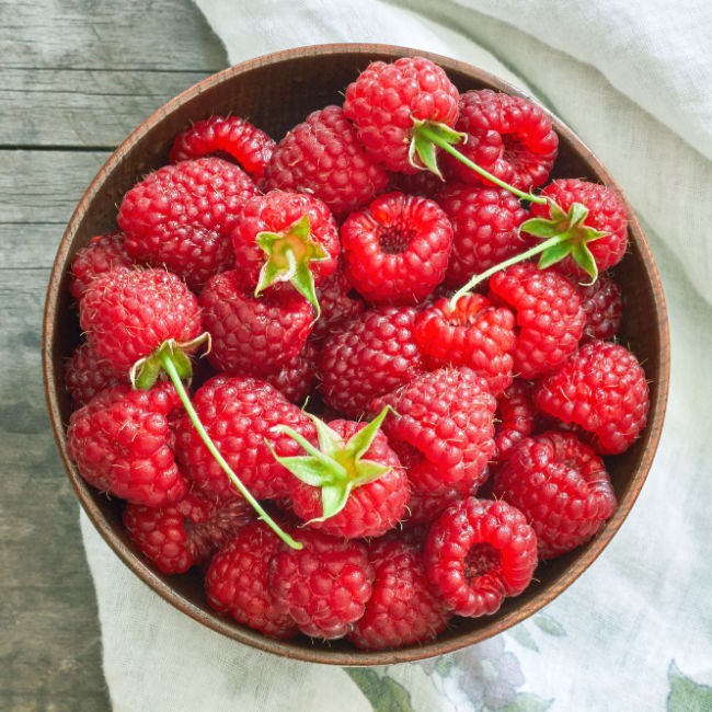 raspberries in bowl