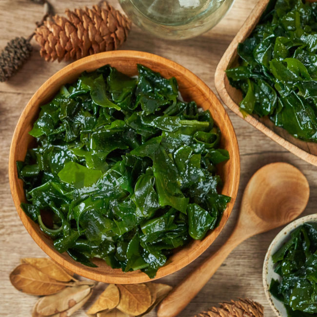 seaweed in wooden bowl