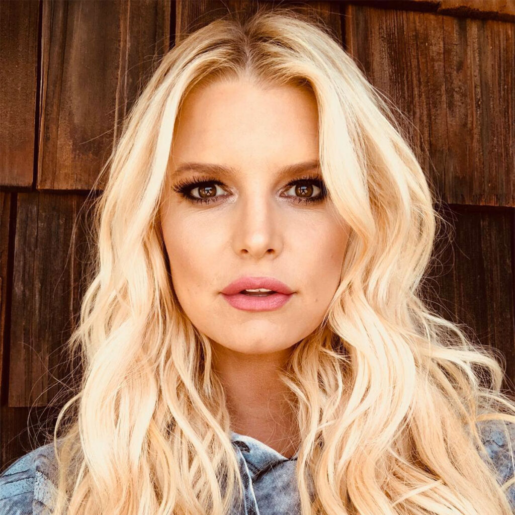 Jessica Simpson Looks Unrecognizable While Posing With Mom: Photo