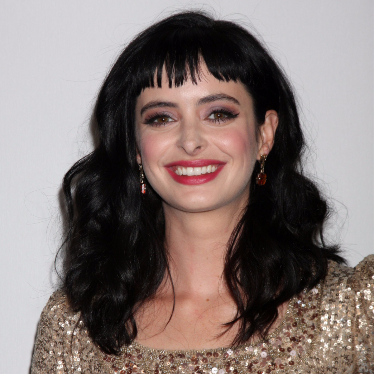 krysten ritter black hair baby bangs red carpet sparkly top red lipstick