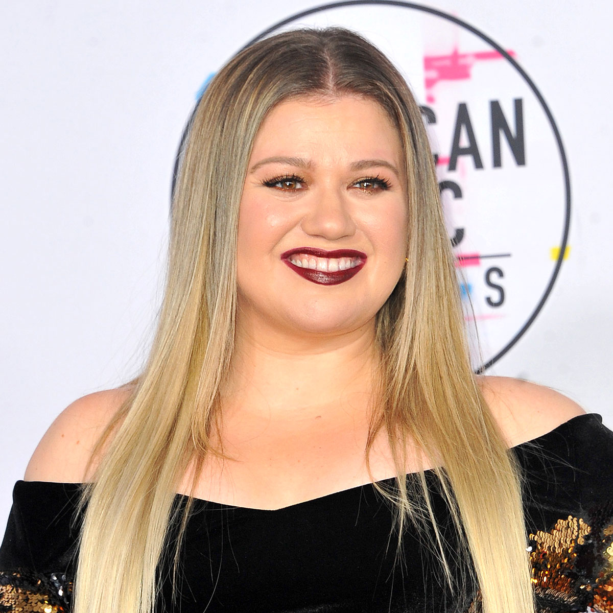 Kelly Clarkson's NFL Honors appearance leaves fans lost for words in dress  you need to see