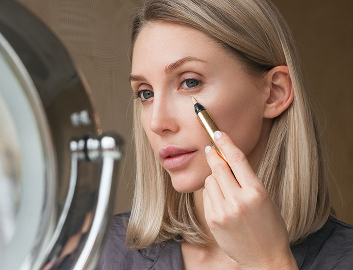 woman-applying-concealer