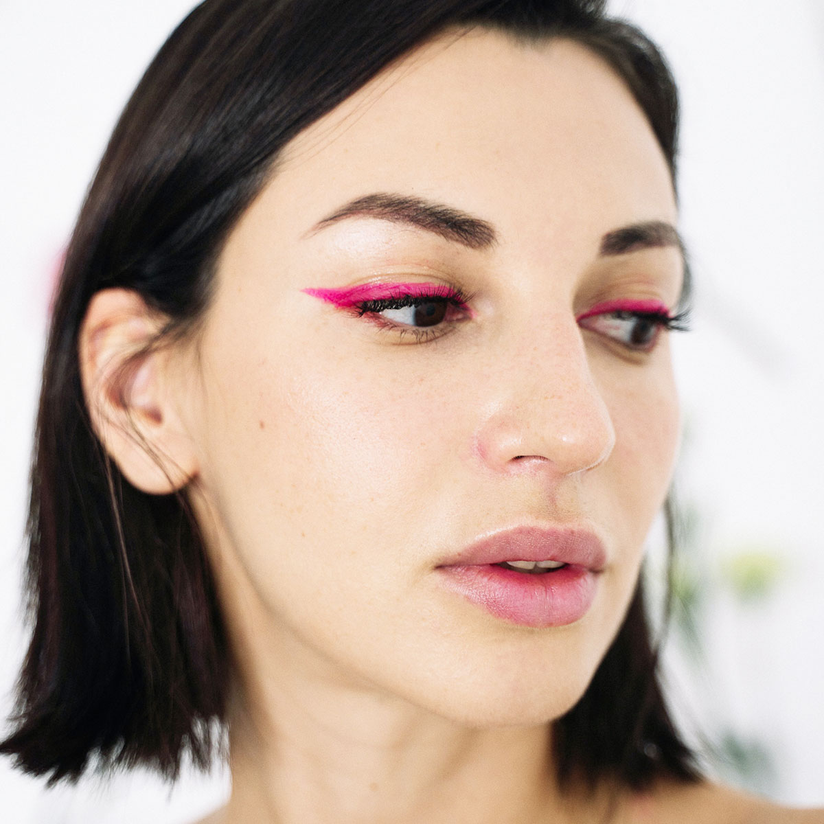 young-woman-pink-eyeliner