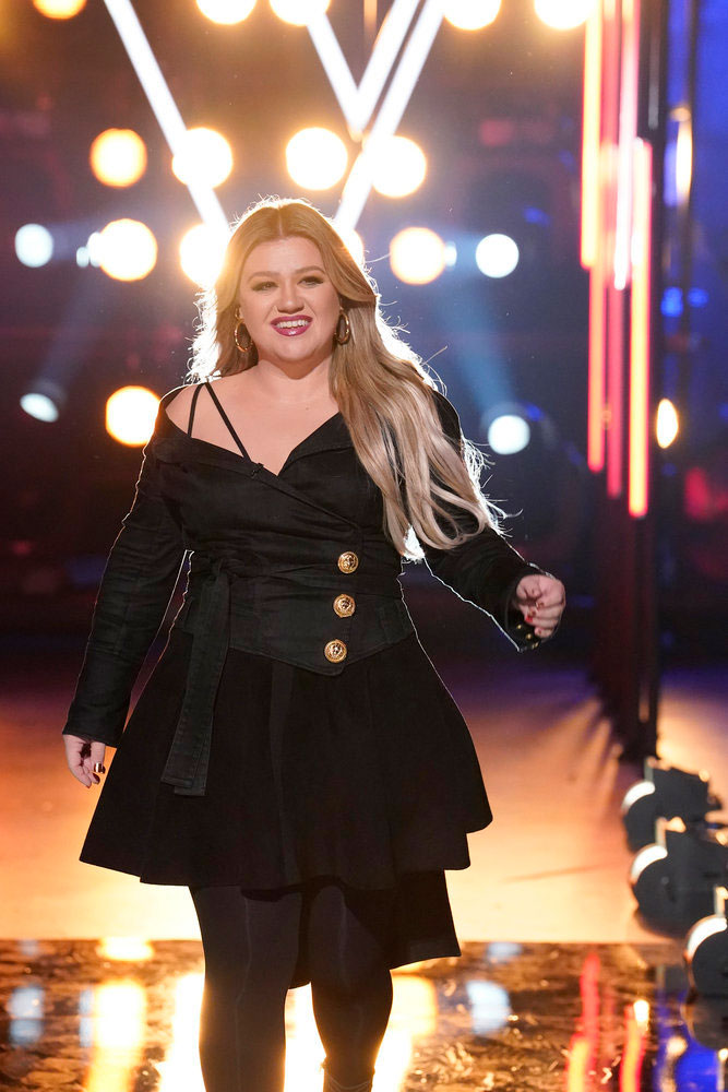 Kelly Clarkson Wows Fans With An Off-The-Shoulder Black Dress For ...