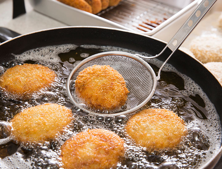 Frying food in inflammatory oil