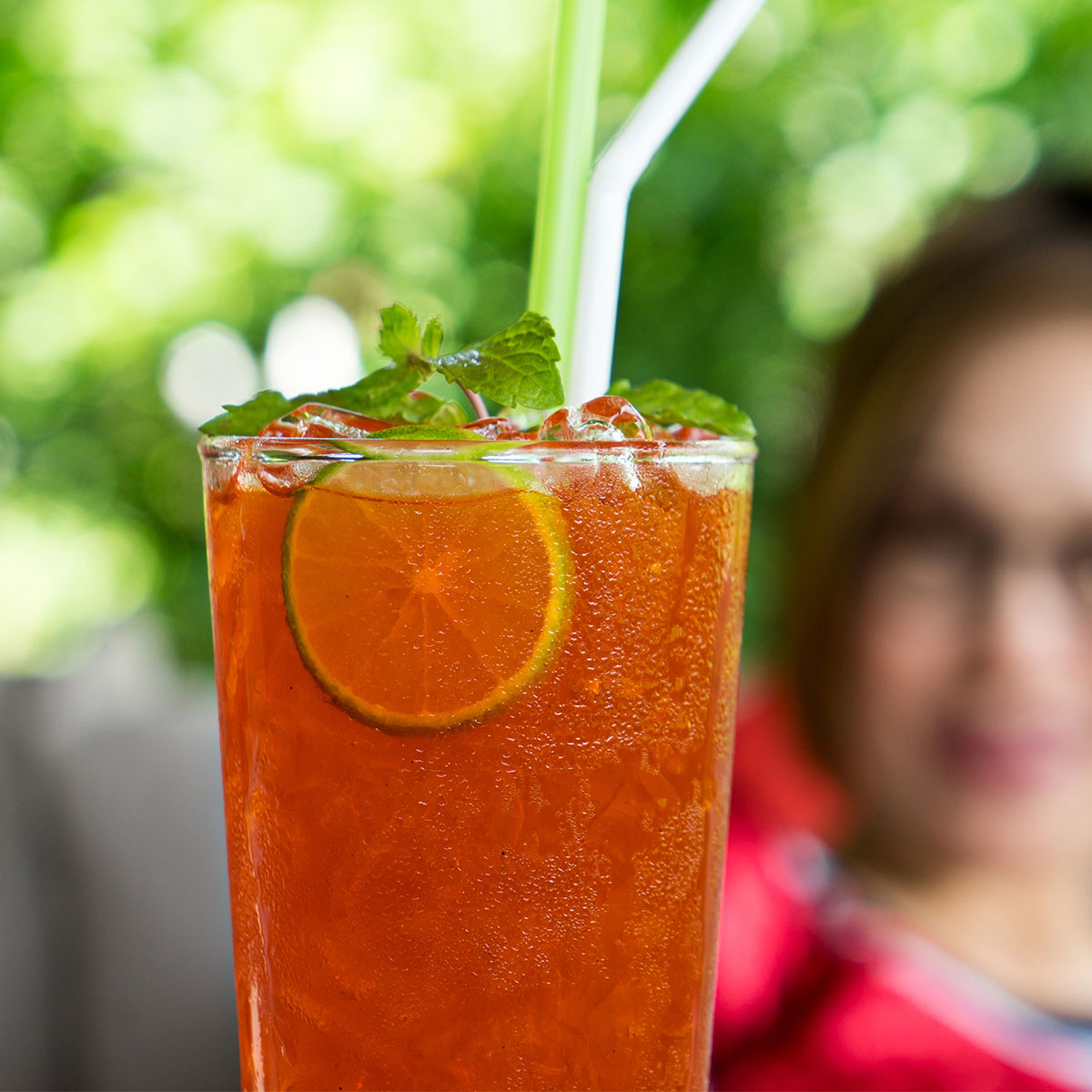 glass of sweet tea with lemon