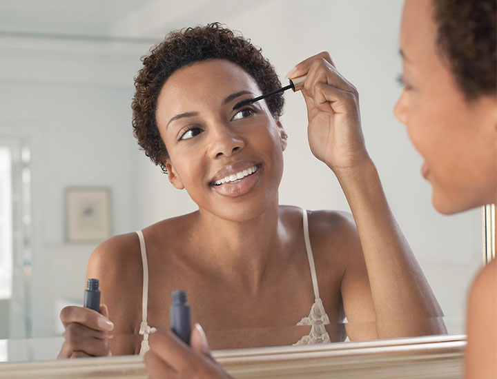 woman-applying-mascara