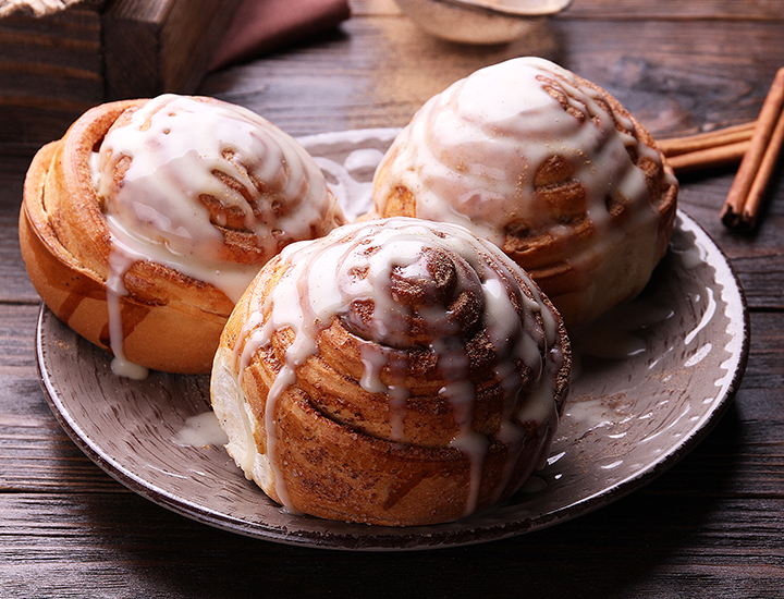 Glaze cinnamon rolls on a plate