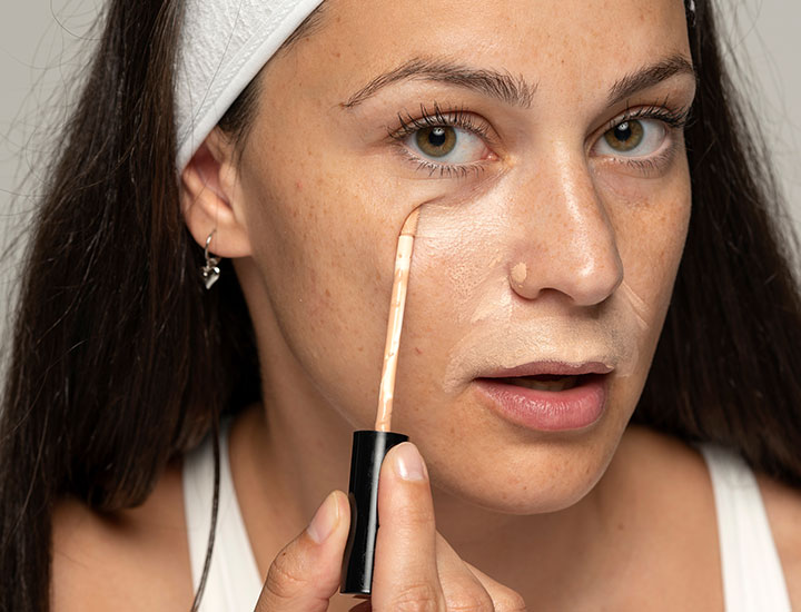 woman-applying-concealer