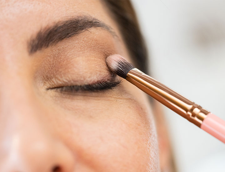 woman-applying-eyeshadow