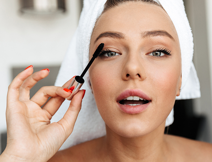 woman-applying-mascara