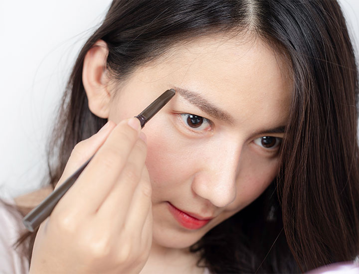 woman-filling-in-eyebrows