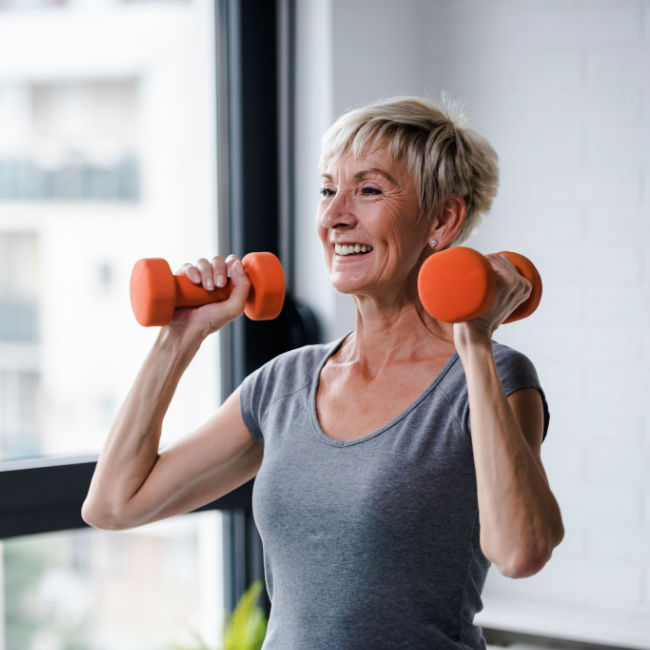 woman lifting weights at gym