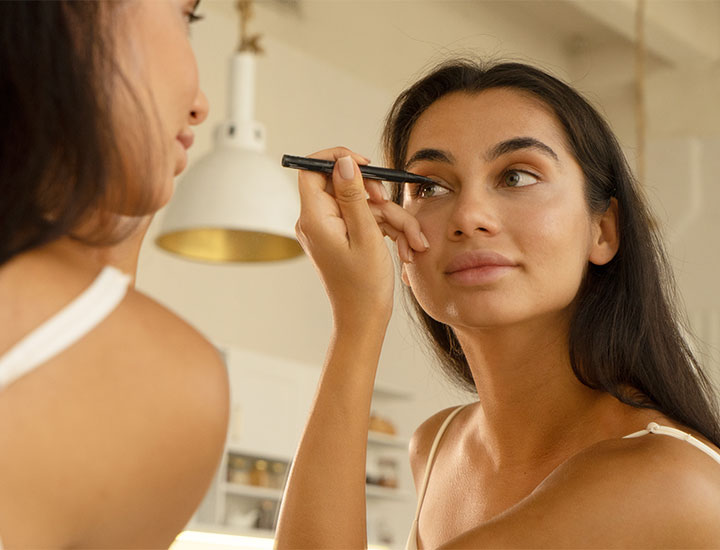 woman-applying-makeup