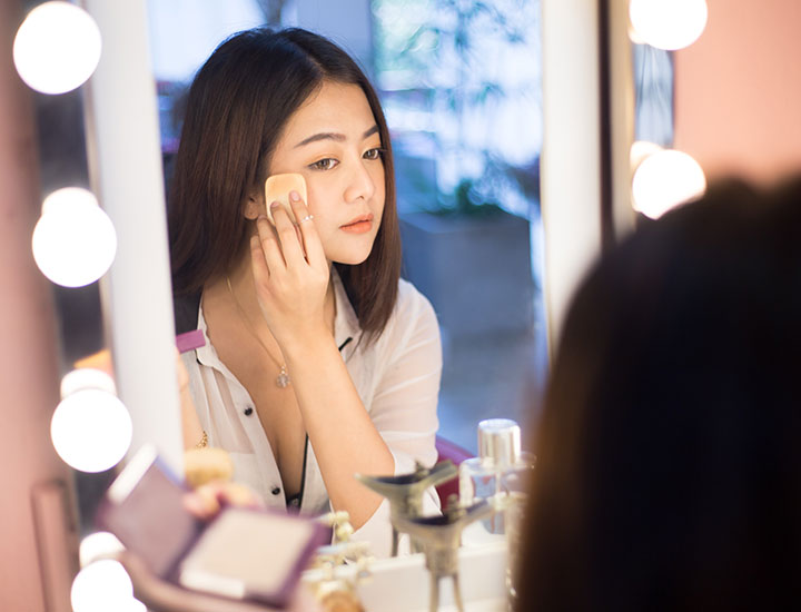 woman-putting-on-makeup