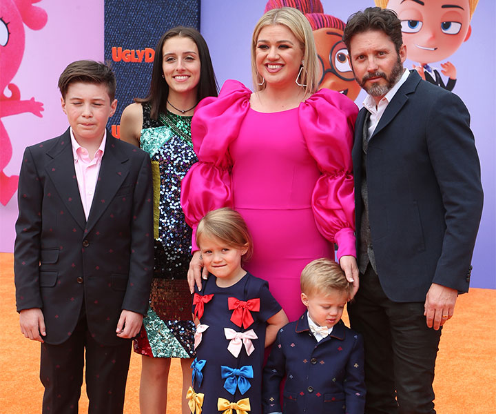 Kelly Clarkson pink outfit with kids