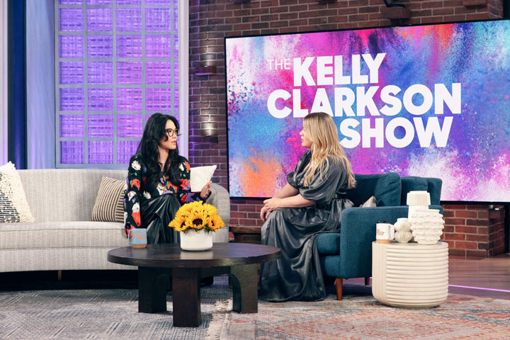 Kelly Clarkson Ali Wong on set Kelly Clarkson Show