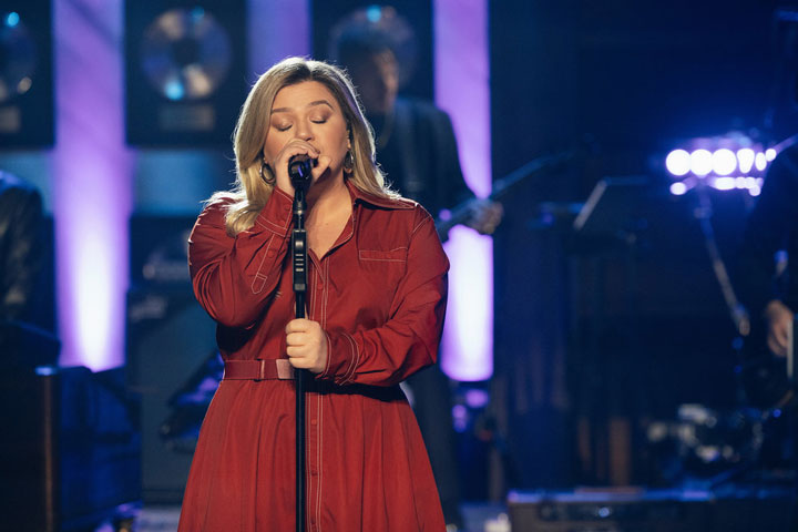 Kelly Clarkson singing on her show red outfit