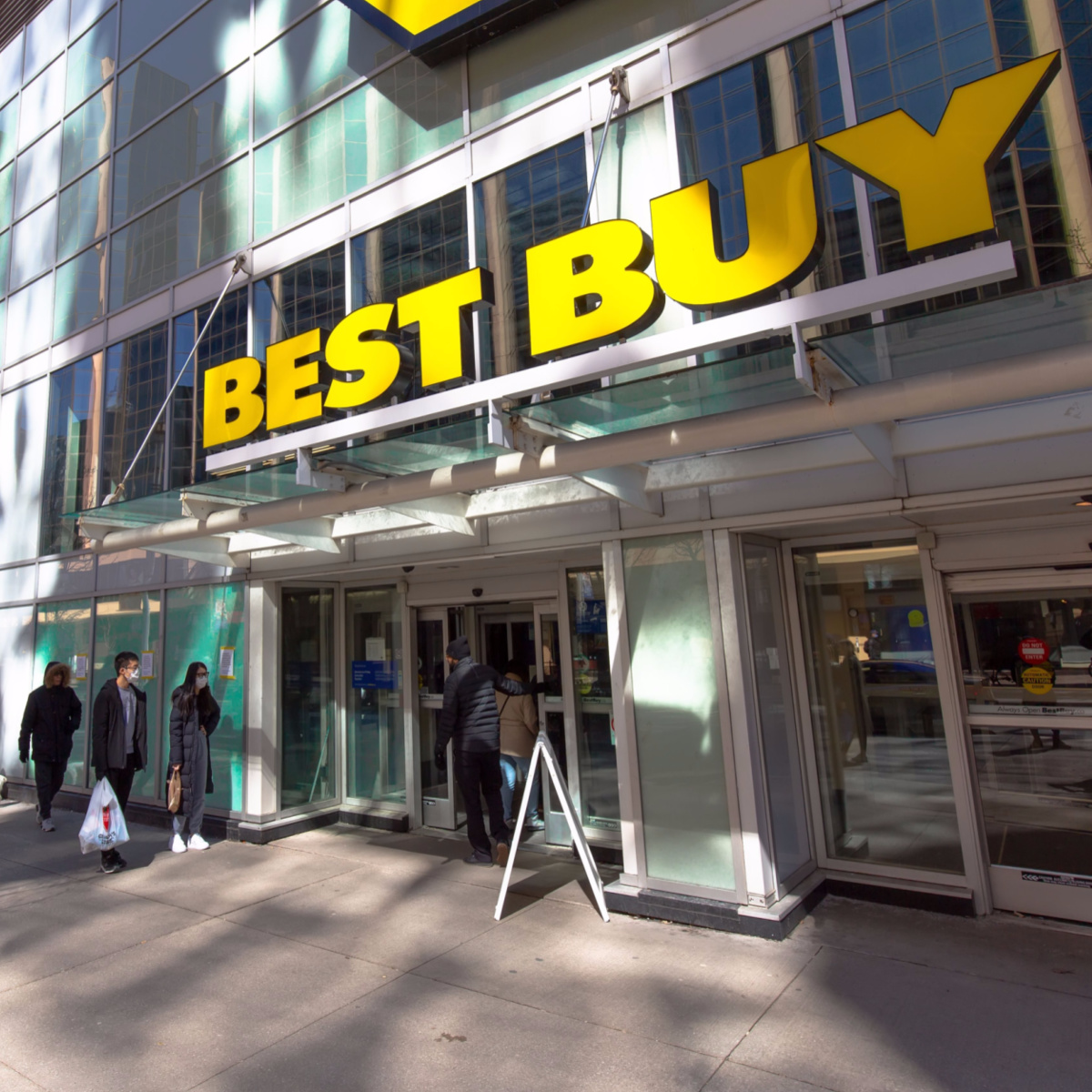 best buy storefront line customers waiting outside