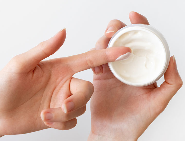 fingers-scooping-skincare