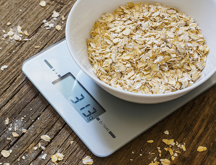 Food scale weighing dry oats