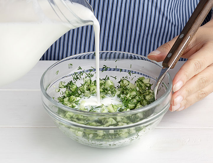 Making Tzatziki sauce