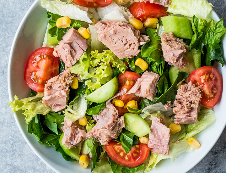 Salad with canned tuna