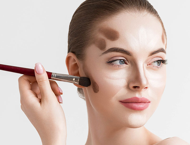 woman-applying-contour-makeup