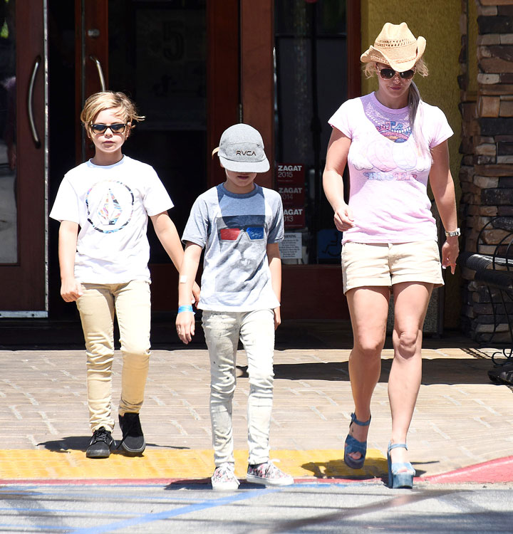 Britney Spears out for lunch with kids