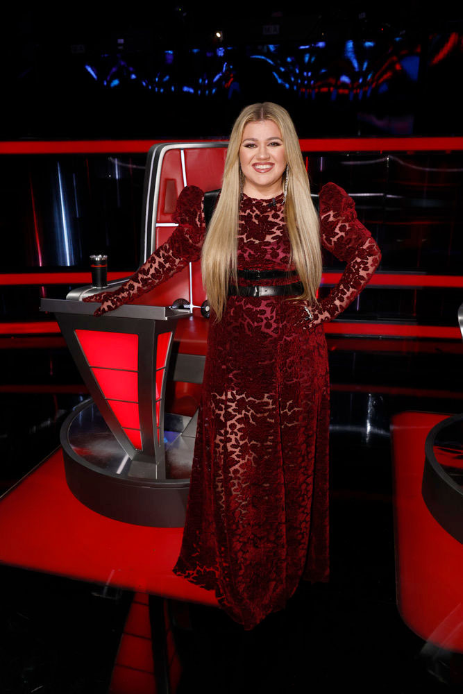 Kelly Clarkson red lace dress 'The Voice'