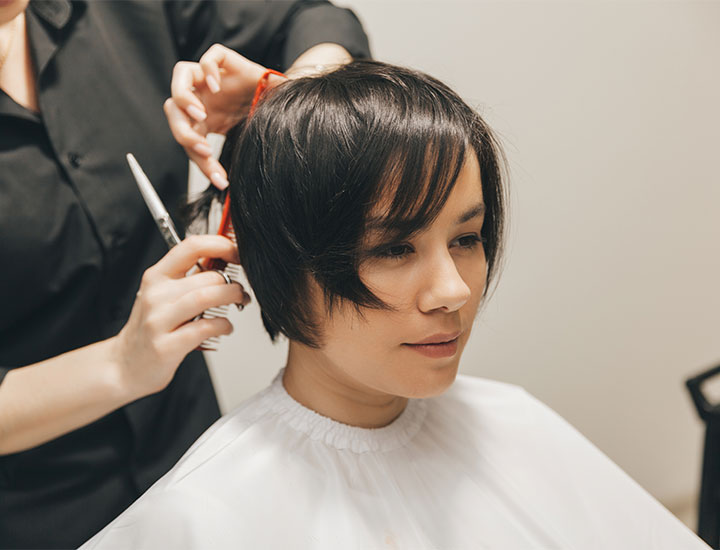 woman-getting-wixie-haircut