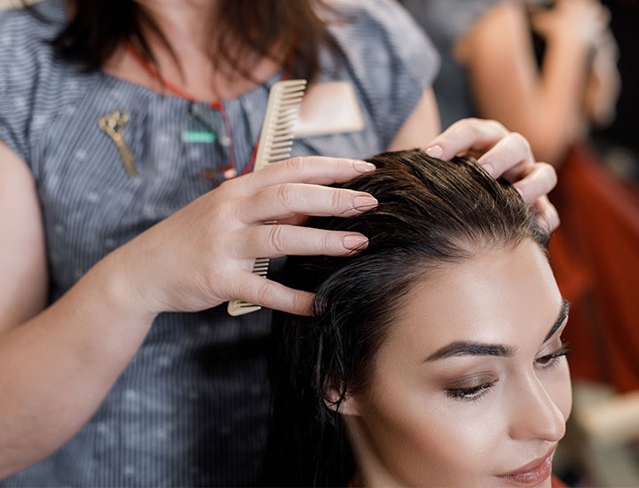 hairstylist-teasing-hair