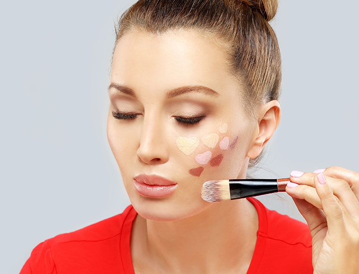 woman-applying-facial-contour